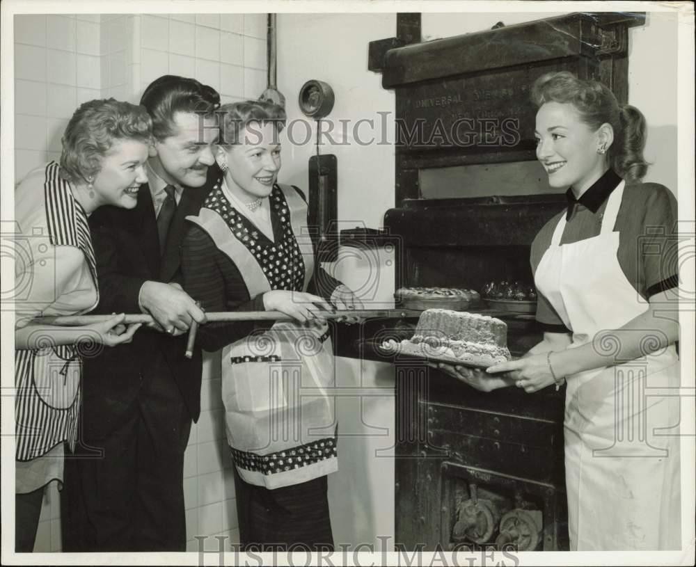 1955 Press Photo Ernie Kovacs judges cake-baking contest at Dunhall\'s, New York