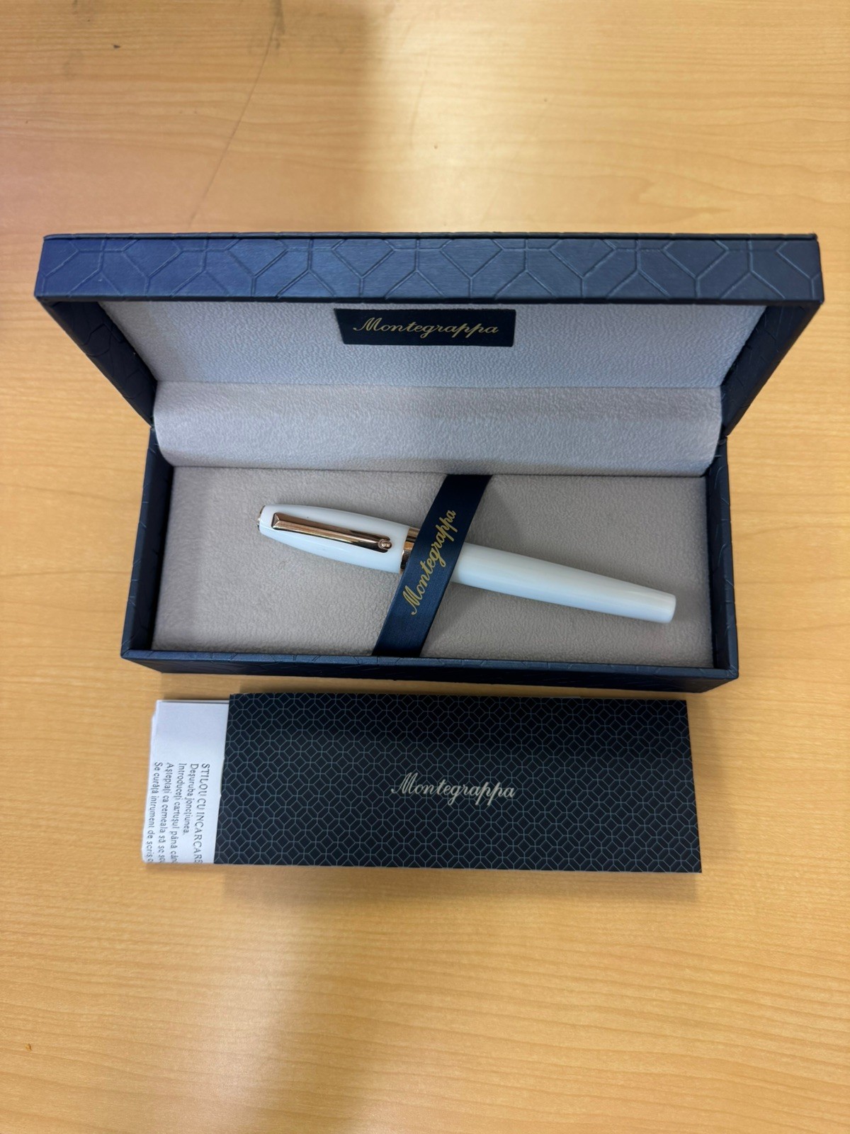 Montegrappa Fortuna White RGP Rollerball Model ISFORRRH