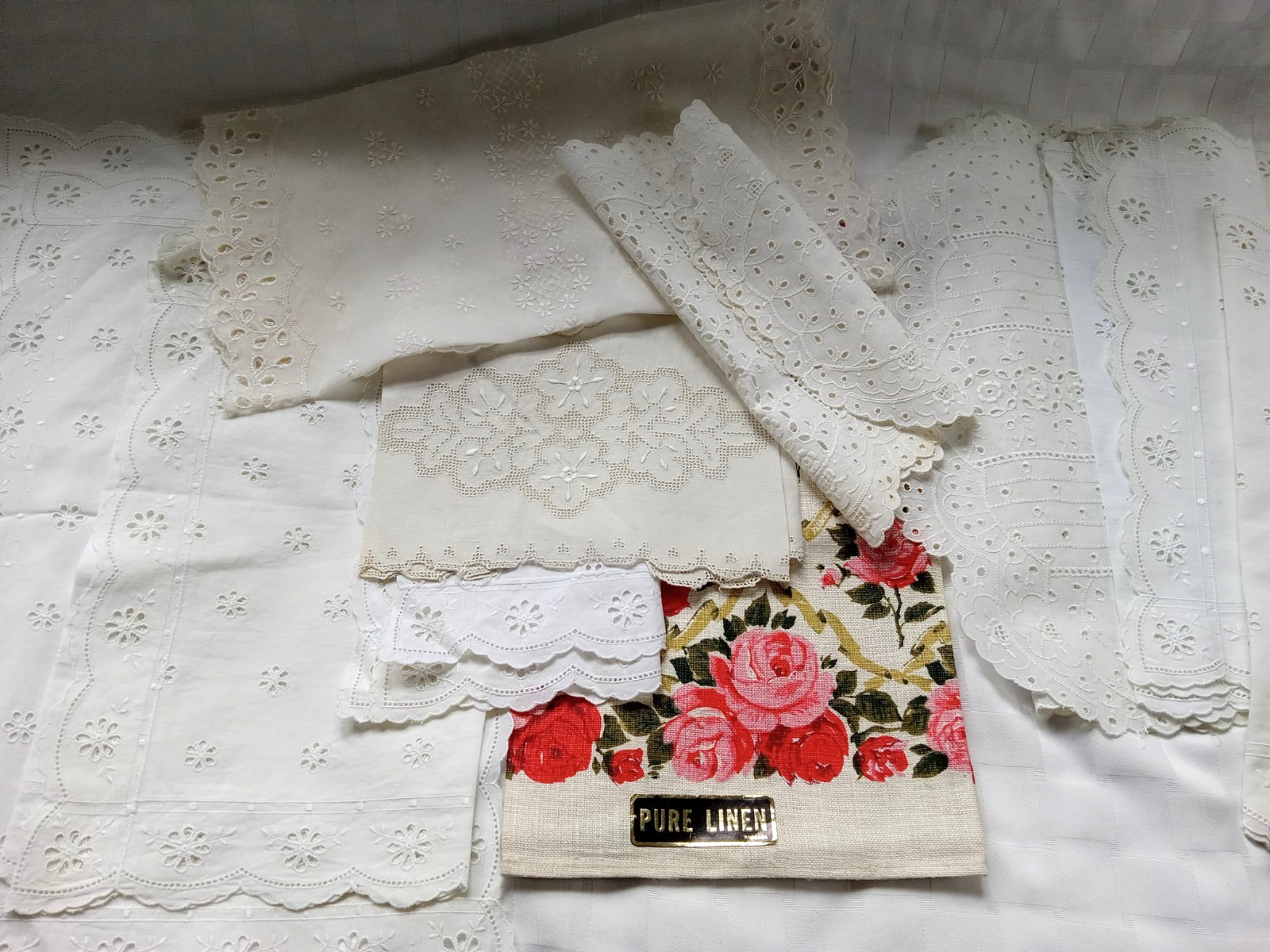 Lot 14 Vintage Linens & Embroidered Table Runners Doilies Tea Towel Eyelet
