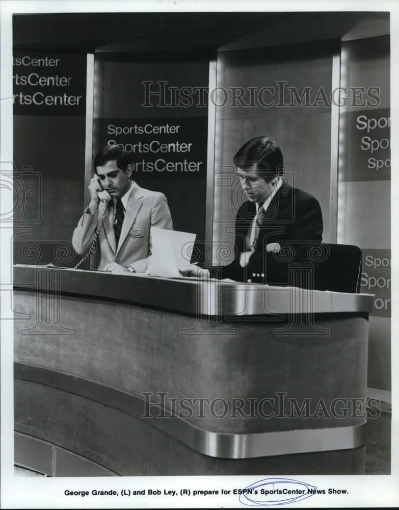 1982 Press Photo George Grande and Bob Ley in ESPN's SportsCenter New Show 1982 Press Photo George Grande and Bob Ley in ESPN's SportsCenter New Show