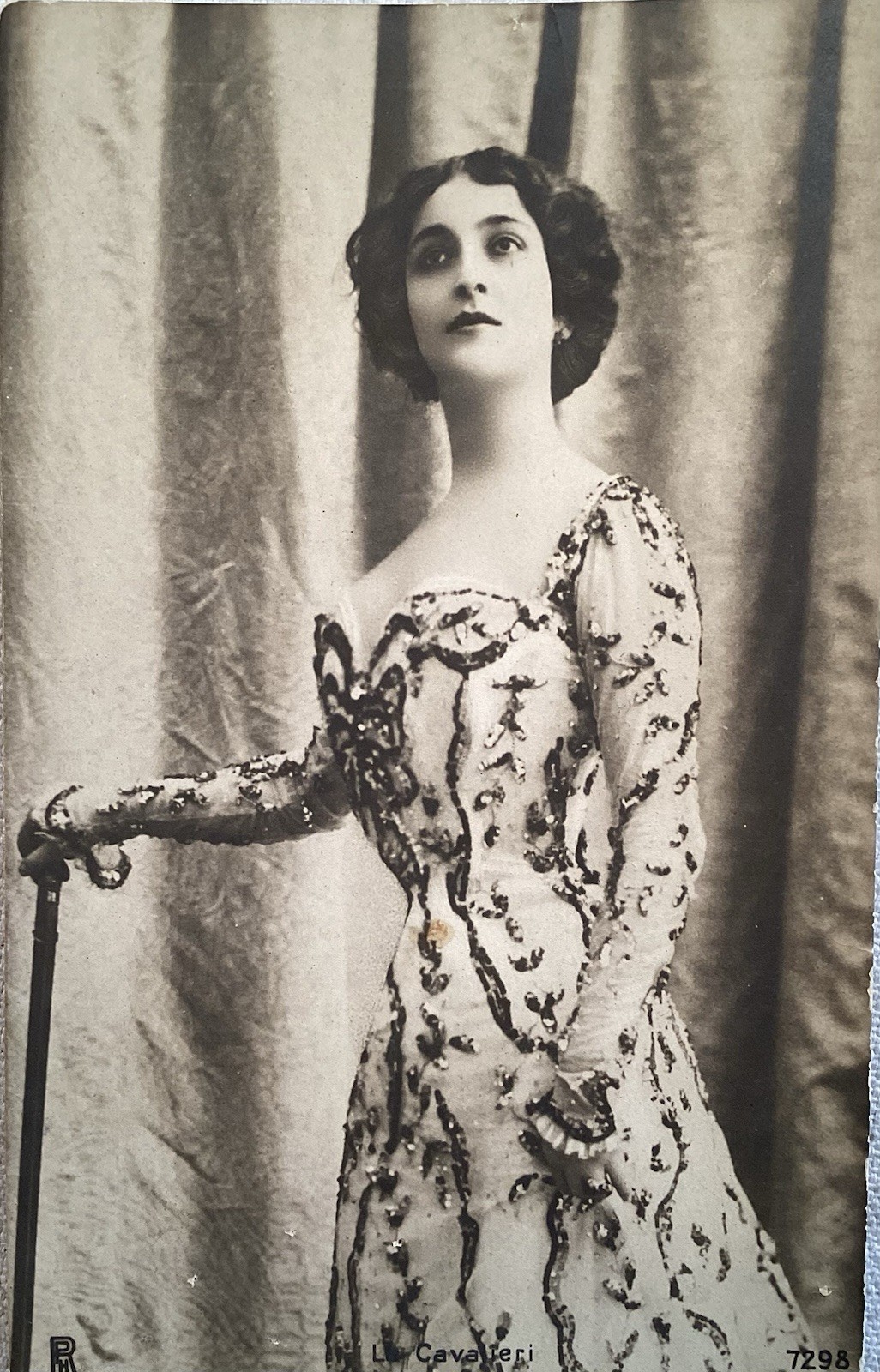 1920s Glamour Pretty Lady SASSY FLAPPER GIRL Lady French ELEGANT photo POSTCARD