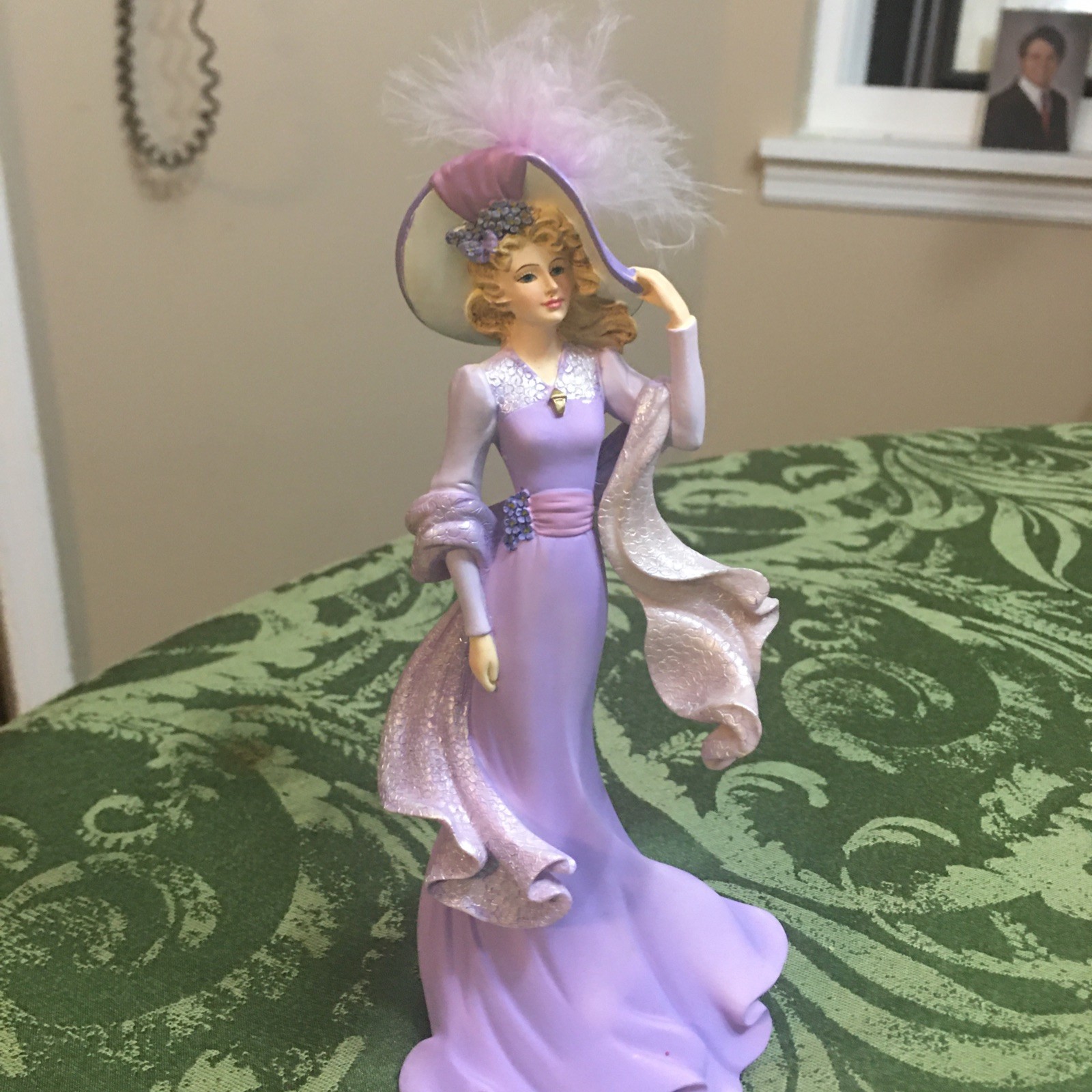THOMAS KINKADE HAMILTON 2010 VICTORIAN FIGURINE \