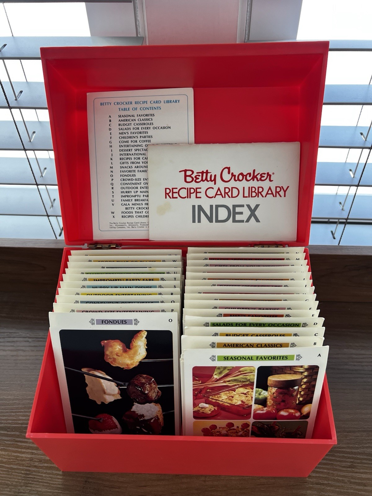 Vintage 1971 BETTY CROCKER Recipe Card Library w/ Red Box Cooking Index Cards