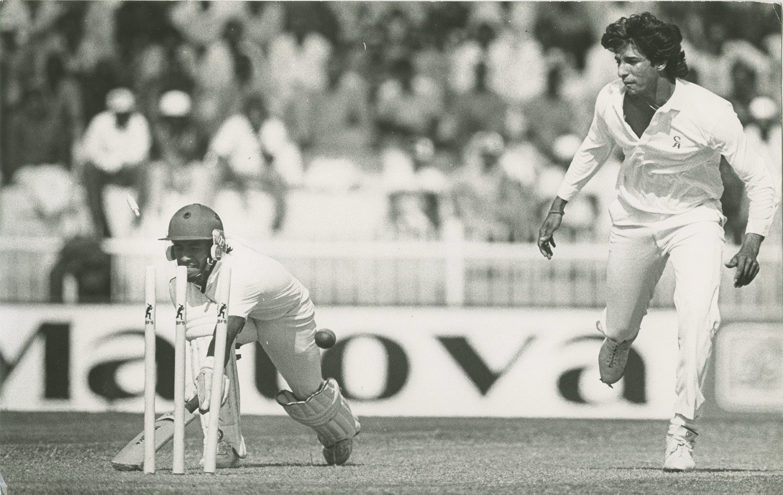 A13 A1332 – Ramiz Raja Pakistan Cricket Match Action Wicket Scene 1980s Pakistan