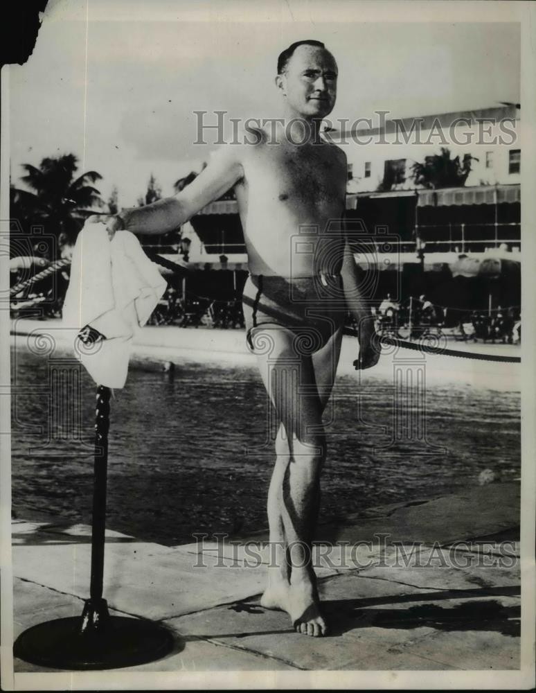 1939 Press Photo Judge George Murphy in pool at Roney Plaza Cabana Club in Miami 1939 Press Photo Judge George Murphy in pool at Roney Plaza Cabana Club in Miami
