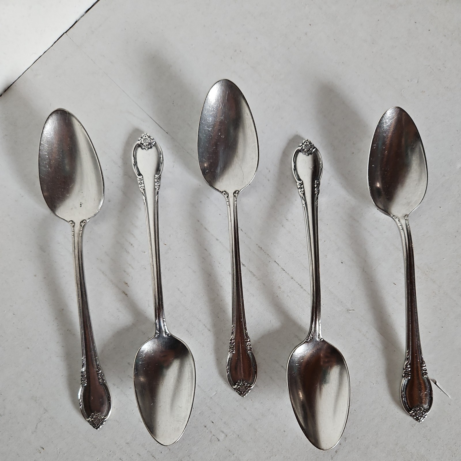 BEAUTUFUL Set Of 5 VTG 1847 Rogers Bros Flatware REMEMBRANCE SilveR Plate 4.5 in BEAUTUFUL Set Of 5 VTG 1847 Rogers Bros Flatware REMEMBRANCE SilveR Plate 4.5 in