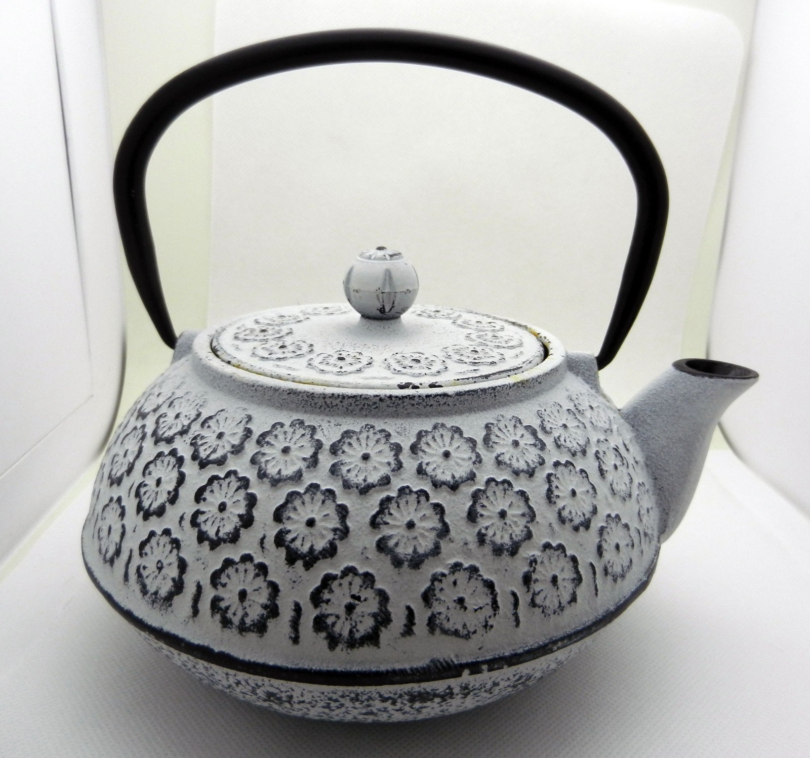 Japanese Cast Iron White Floral Teapot with Infuser and Lid NEW