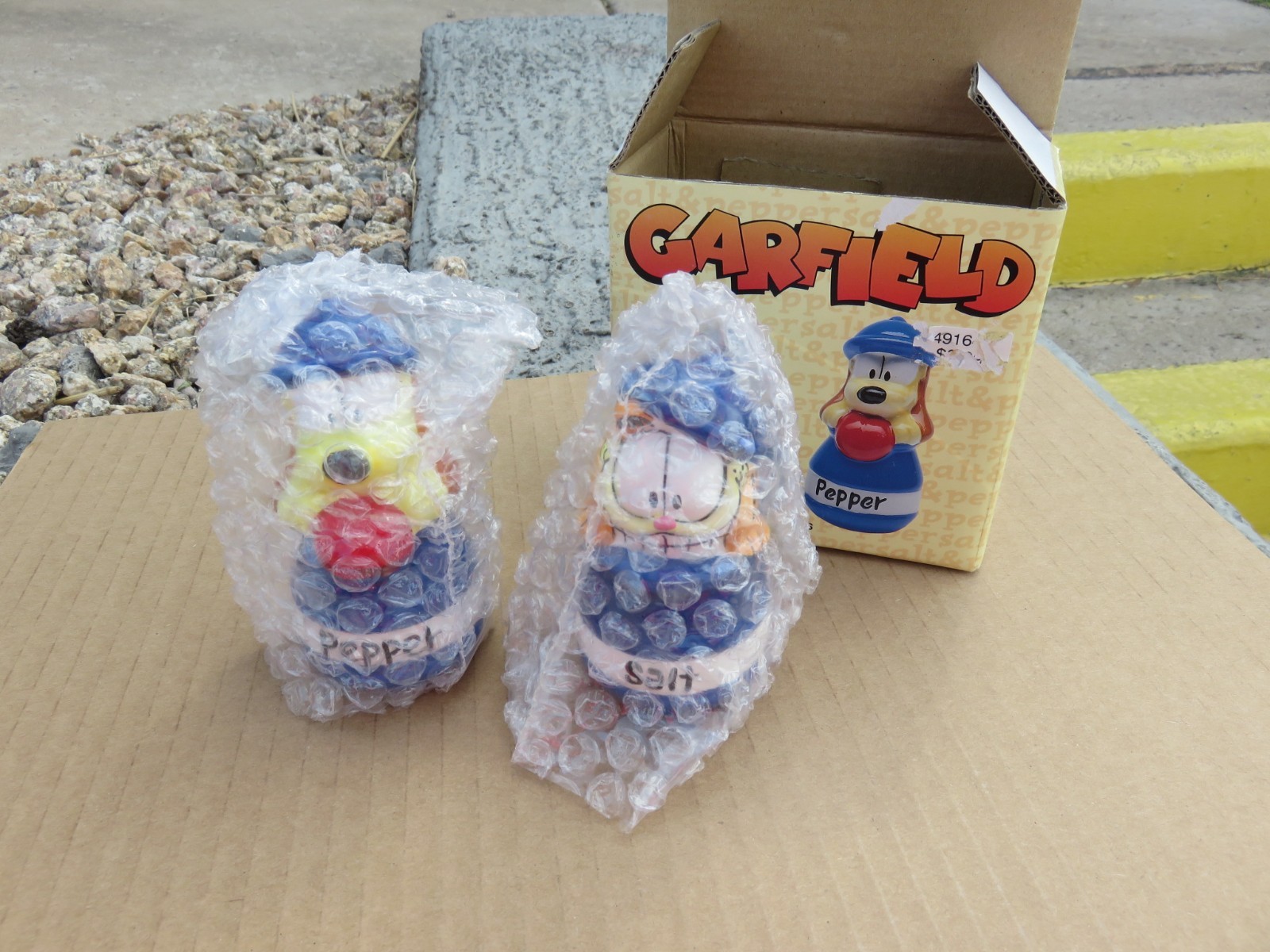 *Flawed* New 1998 Garfield Odie Paws Novelty Salt Pepper Shakers Rare