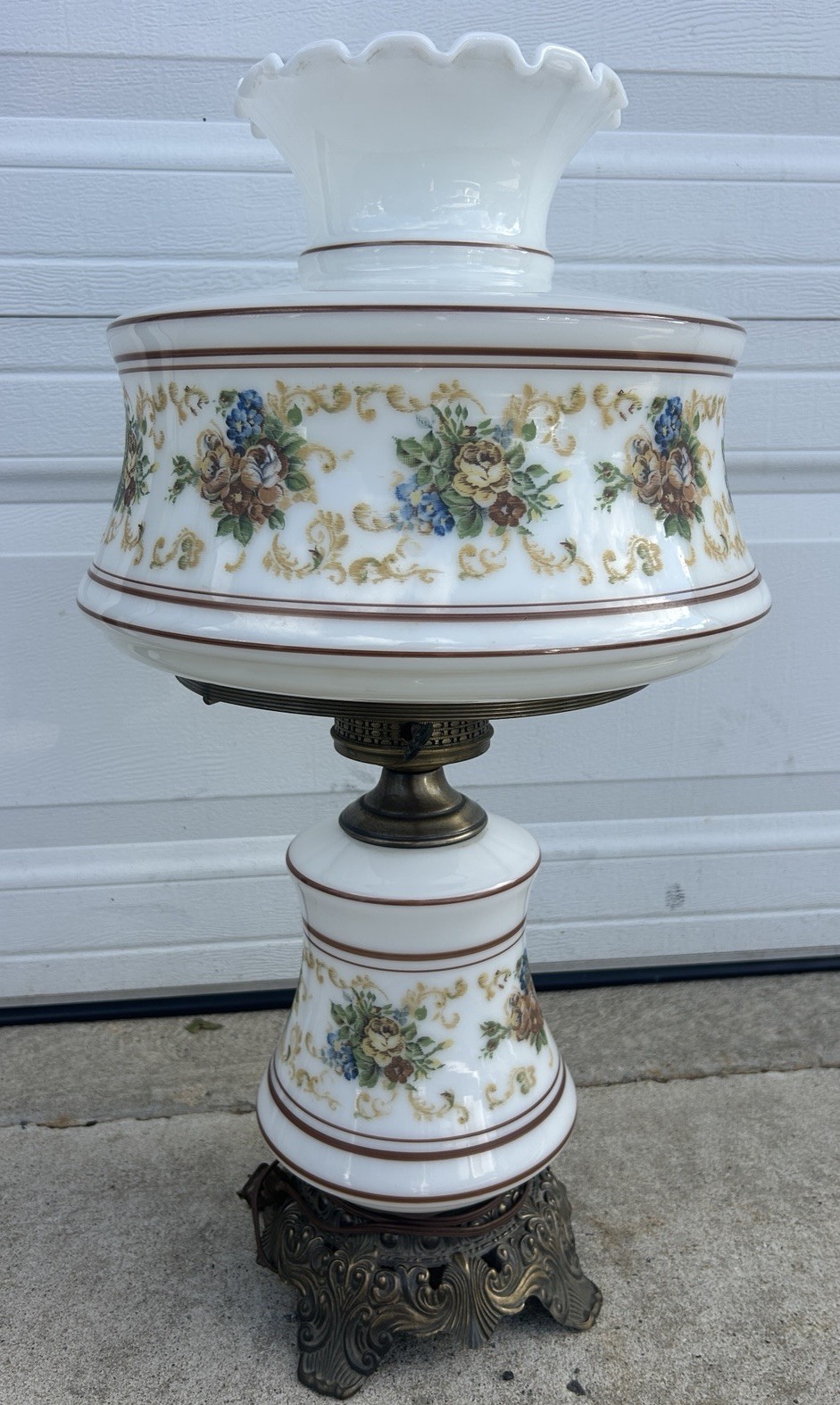 Vintage Antique QUOIZEL HURRICANE TABLE LIGHT DECORATED IN ROSES 25” Vintage Antique QUOIZEL HURRICANE TABLE LIGHT DECORATED IN ROSES 25”