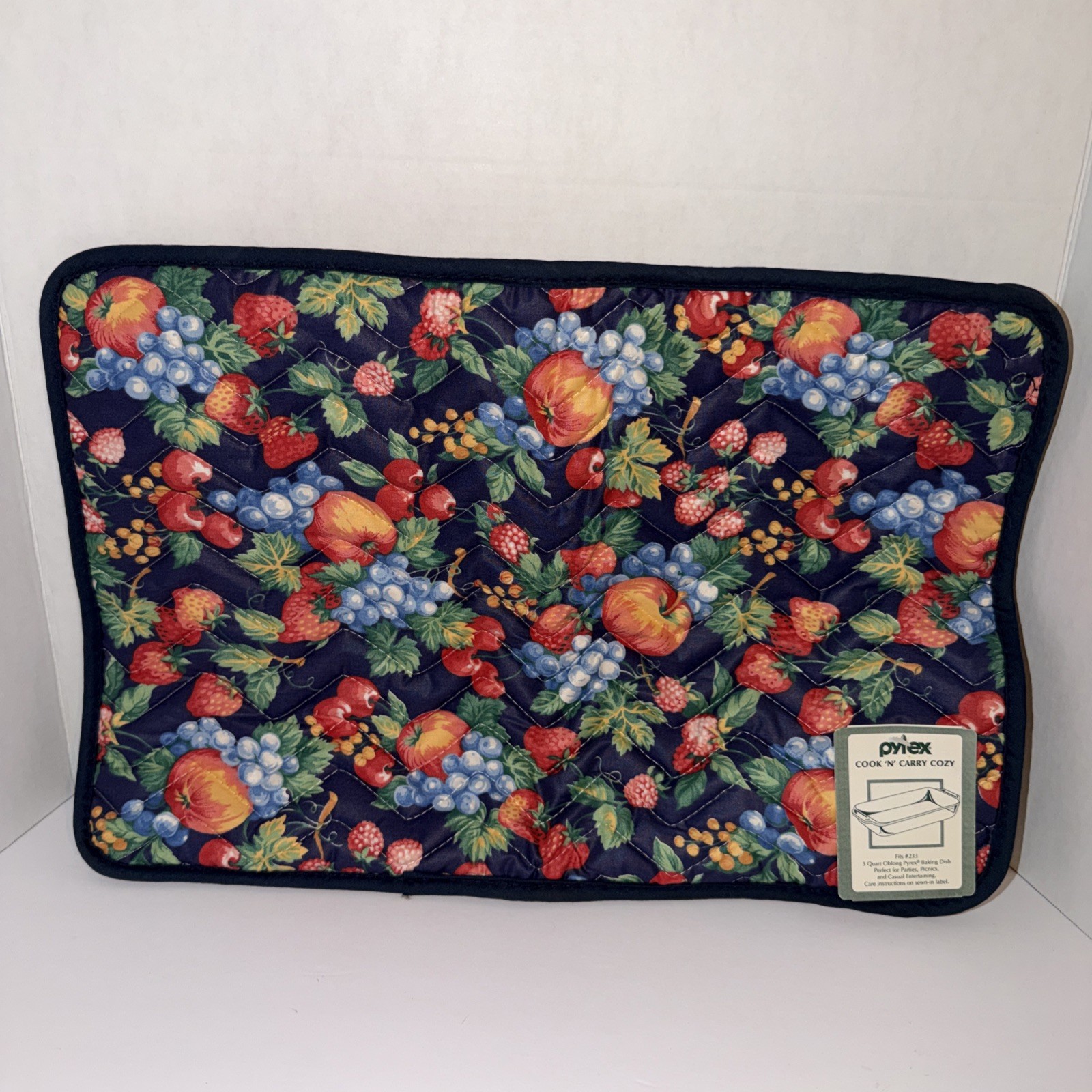 1993 Corning Pyrex Cook N Carry 3 Qt Quilted Fabric Casserole Cozy/Tote Fruit 