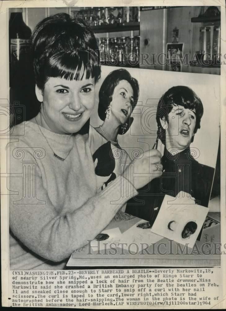 1964 Press Photo Beverly Markowitz with snipped lock of hair from Ringo Starr