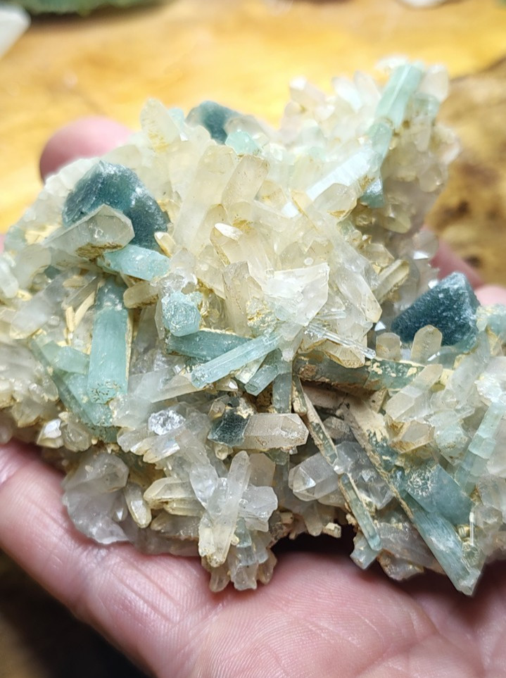 VANADIUM-RICH BERYL FLUORITE QUARTZ WORLD CLASS MUSEUM GRADE 180 G