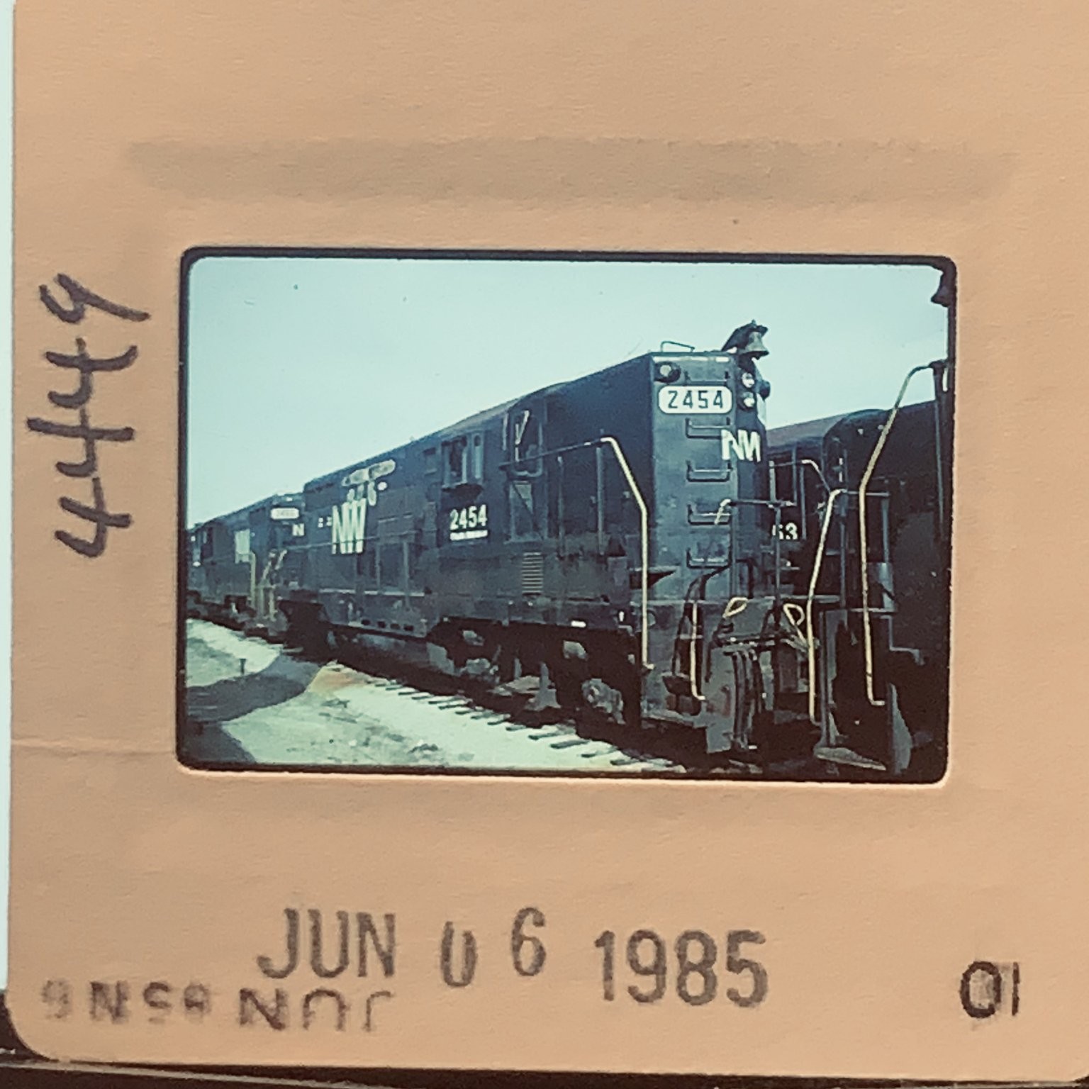 VINTAGE 1985 35MM SLIDE NORFOLK WESTERN N&W TRAIN LOCOMOTIVE 2454 RAILROAD VINTAGE 1985 35MM SLIDE NORFOLK WESTERN N&W TRAIN LOCOMOTIVE 2454 RAILROAD