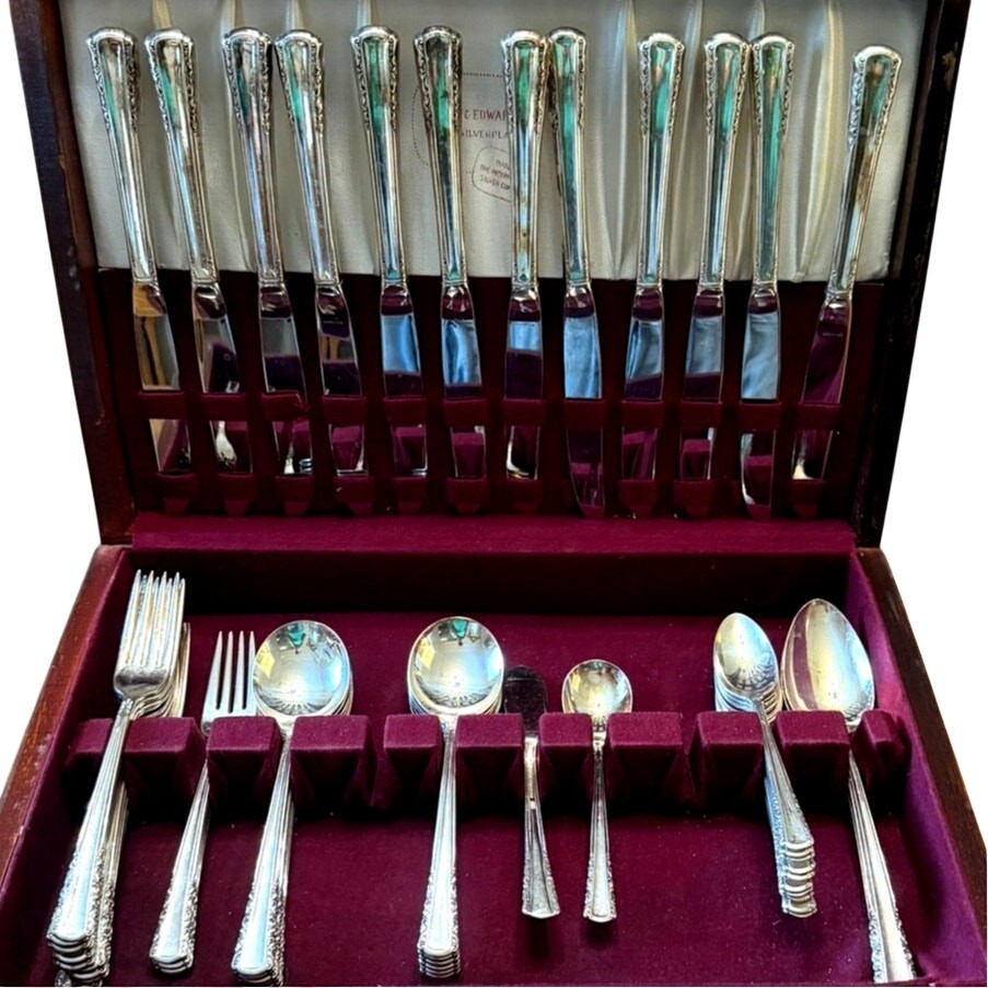 Holmes & Edwards Pageant 1927 Silverplate Flatware 52 Pc Set Wood Chest