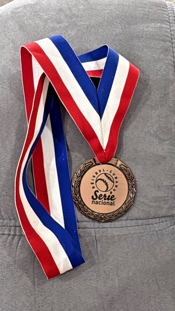RAREST VINTAGE 2013-14 NATIONAL BASEBALL SERIE VILLA CLARA CHAMPION MEDAL