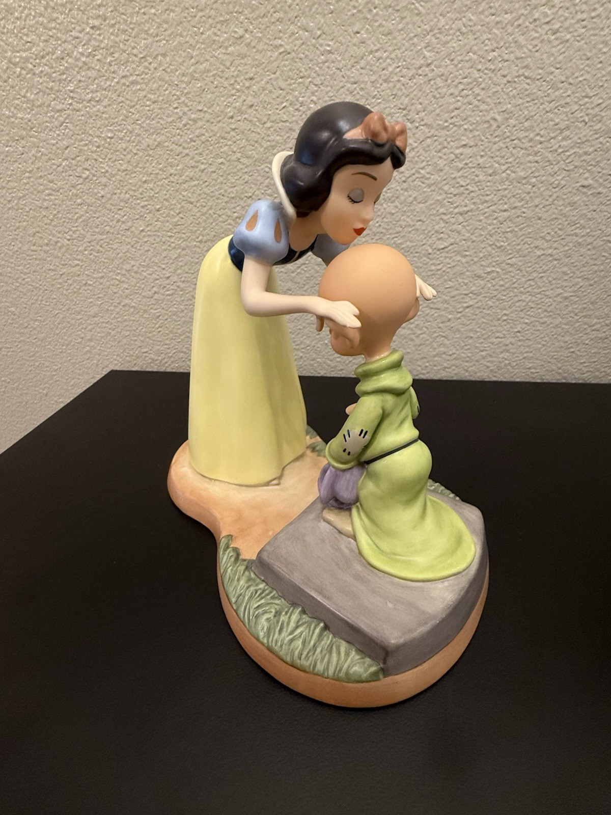 Disney WDCC Classics “A Sweet Send-Off” Snow White Dopey figurine Disney WDCC Classics “A Sweet Send-Off” Snow White Dopey figurine