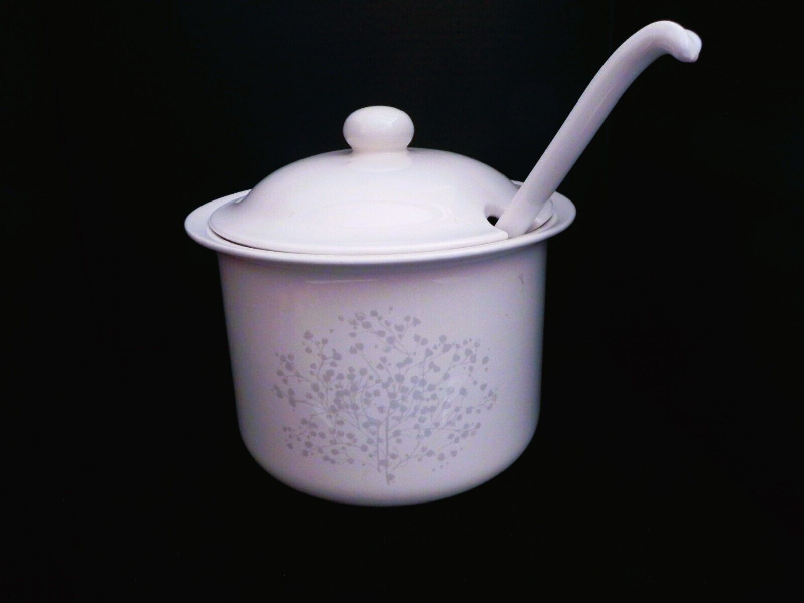 NUANCE by PFALTZGRAFF 1 1/4 gal Tureen with Ladle