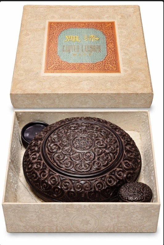 Excellent carving larger piece Lacquer Ware set with original packaging