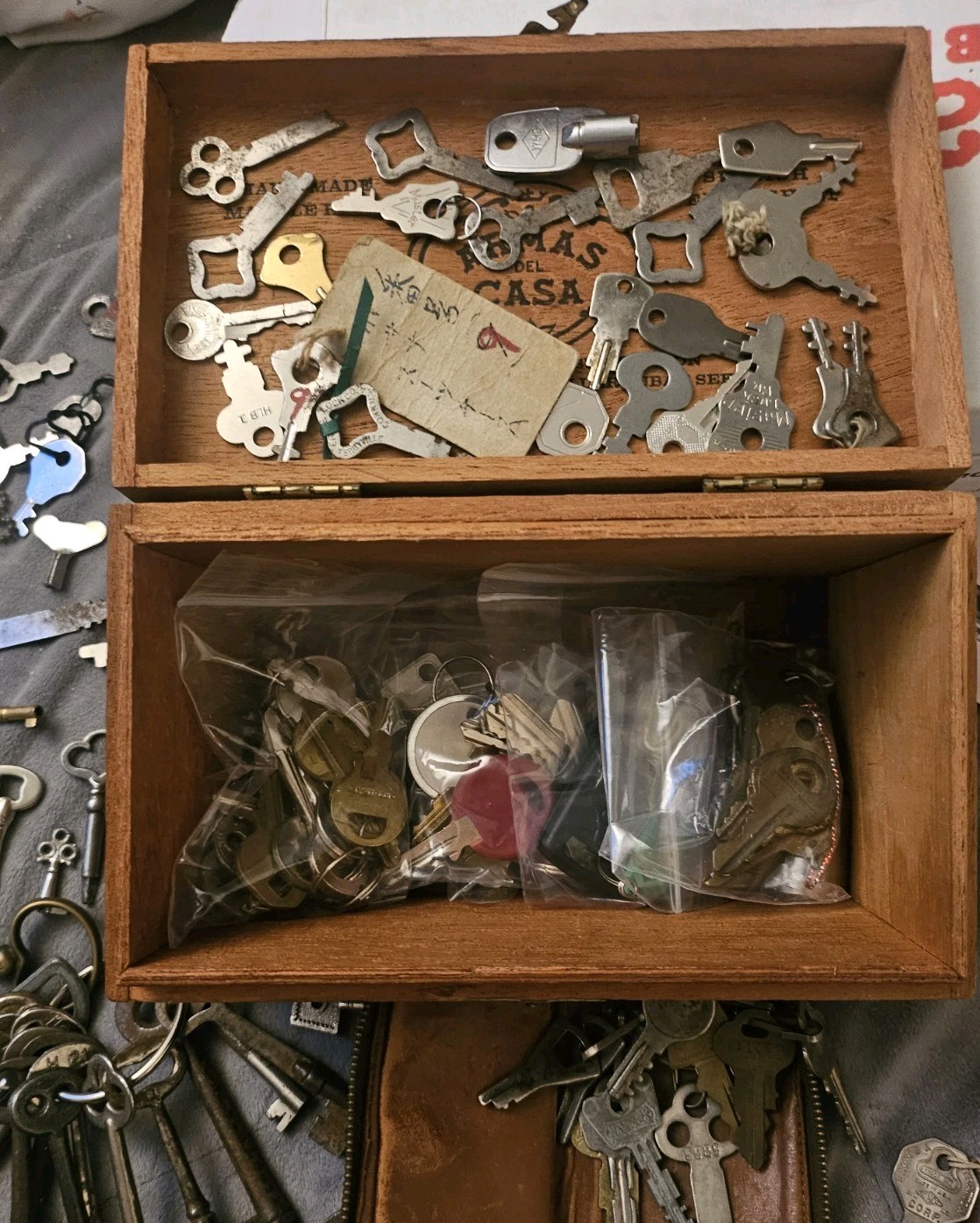 Large Lot Antique Vintage Keys Wide Asst. In Wood Box Approximately 166 Keys