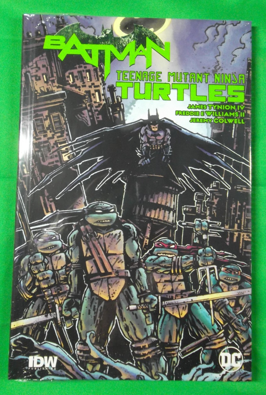 Batman/Teenage Muntant Ninja Turtles IDW HARDCOVER 2016 Batman/Teenage Muntant Ninja Turtles IDW HARDCOVER 2016