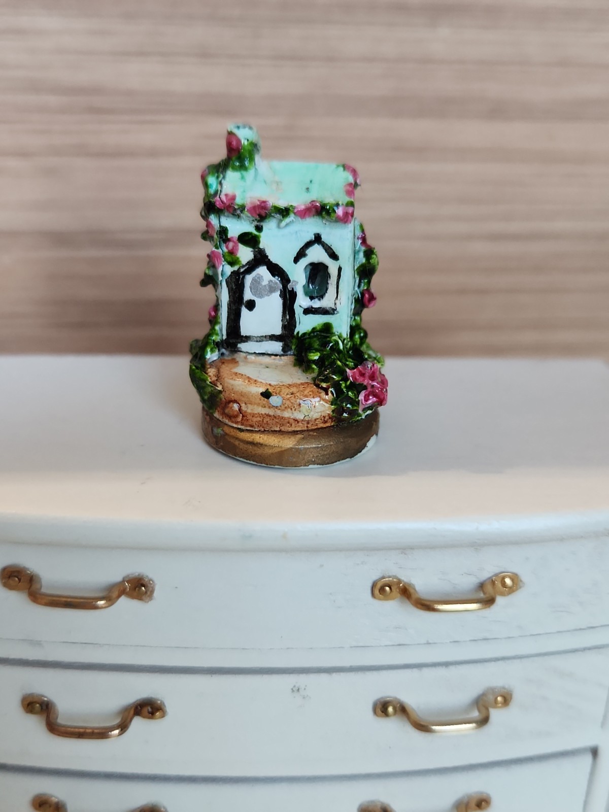 Kay Lewis Staffordshire Dollhouse Miniature Victorian House 1:12 Figurine Decor