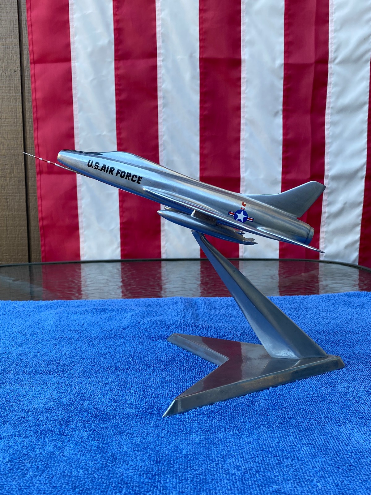 FOMAER NORTH AMERICAN AVIATION USAF F-100 SUPER SABER MODEL. FOMAER NORTH AMERICAN AVIATION USAF F-100 SUPER SABER MODEL.