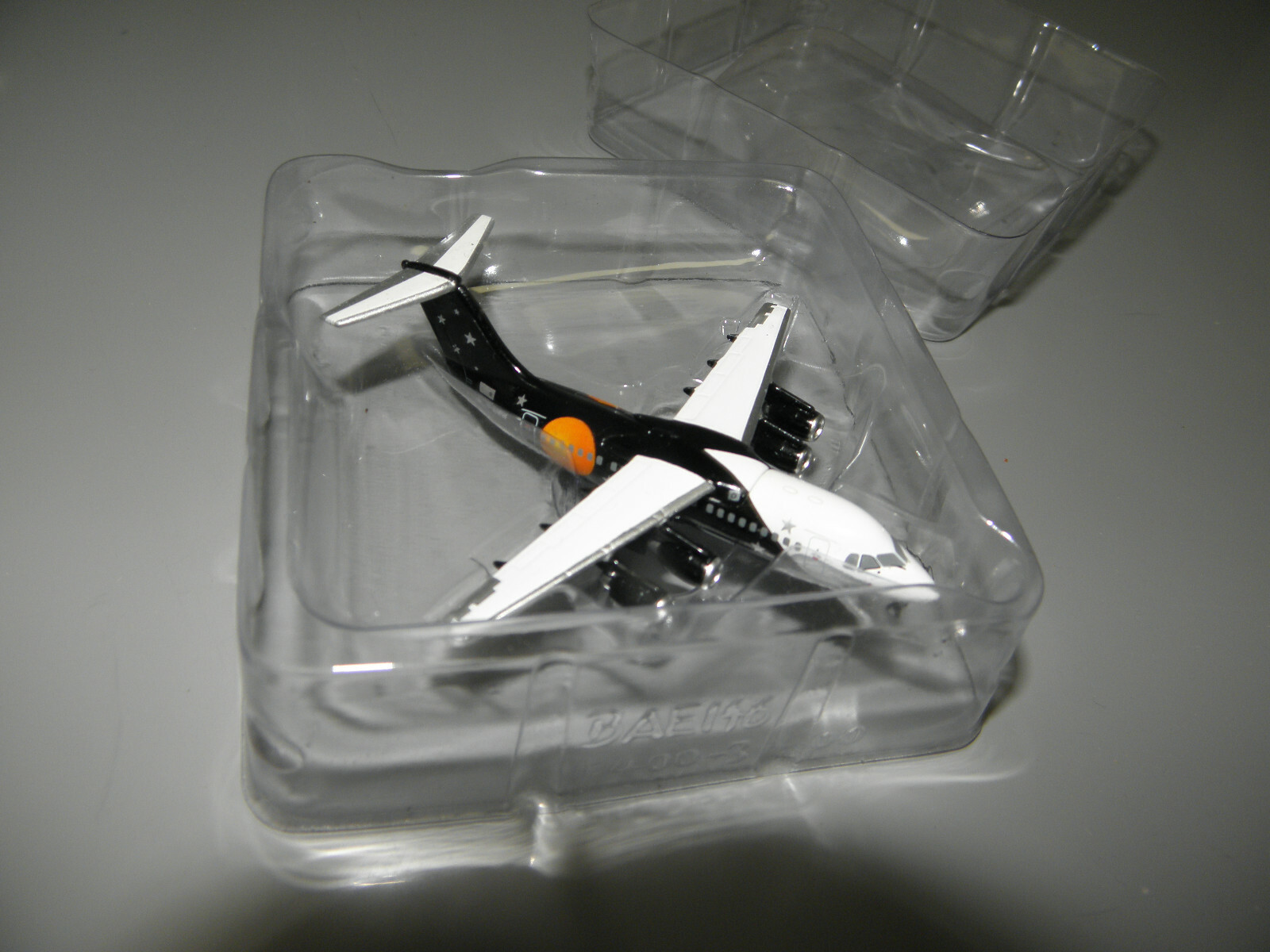JET-X JX383 TITAN AIRWAYS BRITISH AEROSPACE BAe-146-200 1:400 G-ZPAN PLANE NOBOX