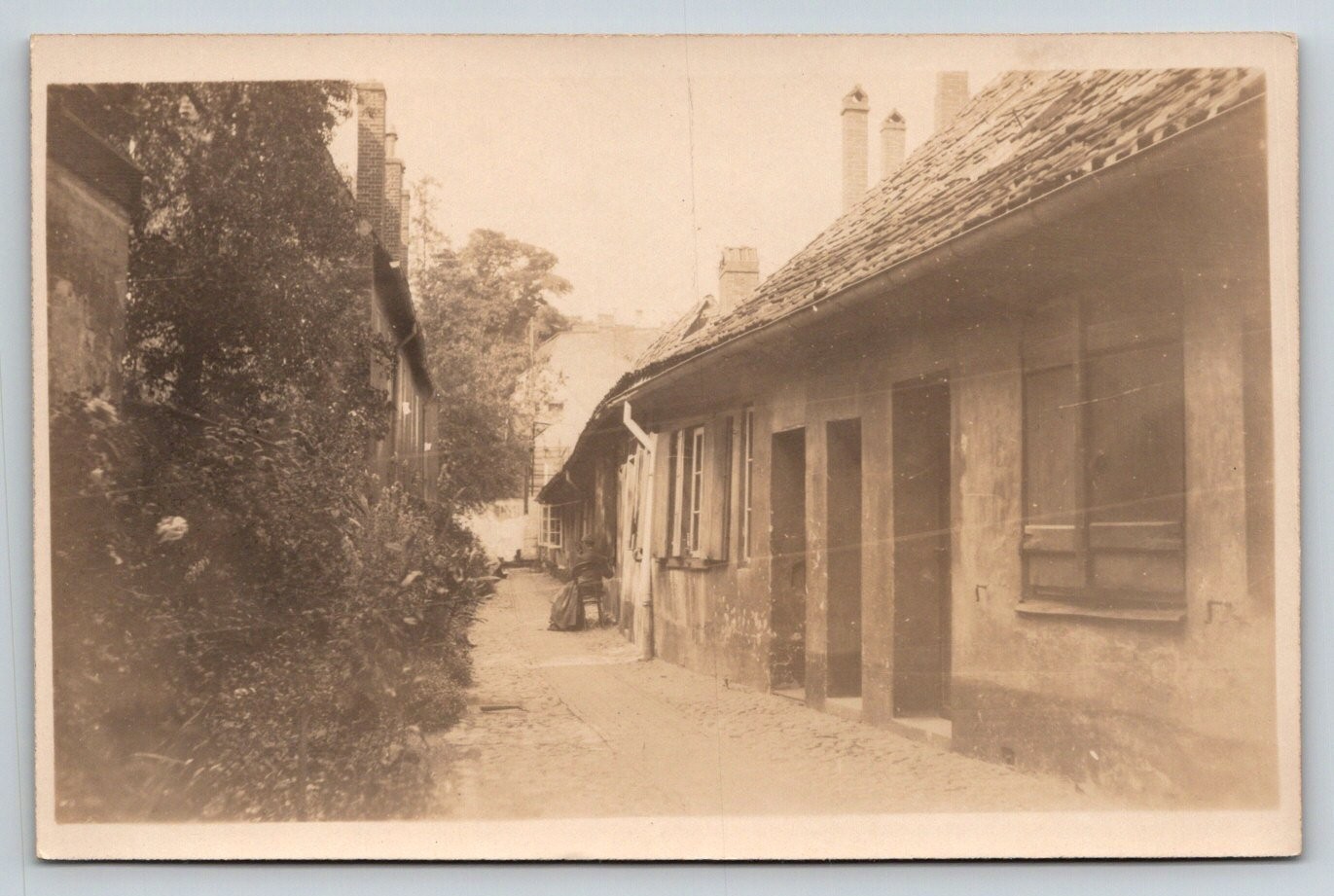 Vintage LEONAR RPPC Old European Cobblestone Alleyway Street Scene Postcard 9509