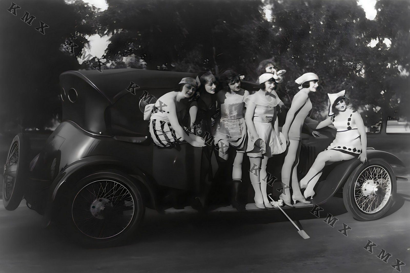 1920\'s Flapper Girls And Car 4x6 photo
