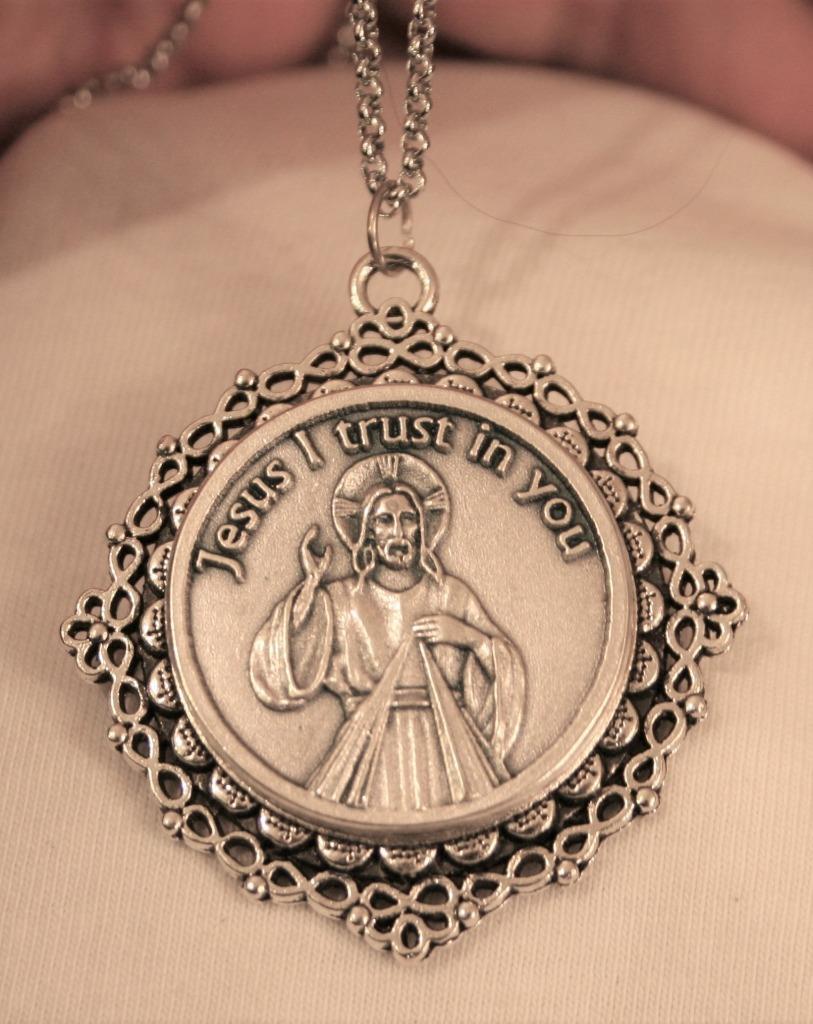 Mid-Size Looped Rim Leafy Accent Divine Mercy Of Jesus Medal Silvertone Necklace