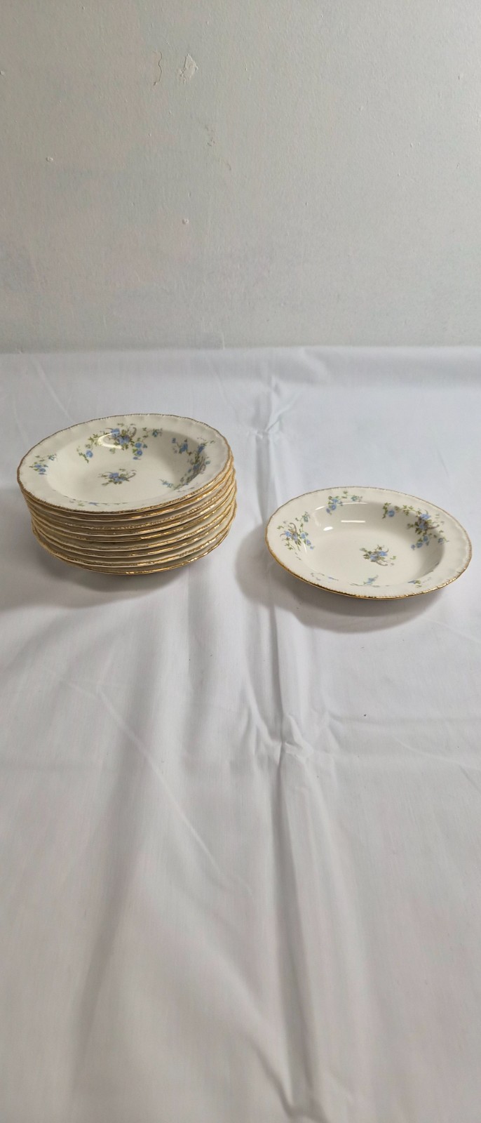 Vintage Pope Gosser Fleurette gold rimmed 5.75 inch fruit/dessert bowl 