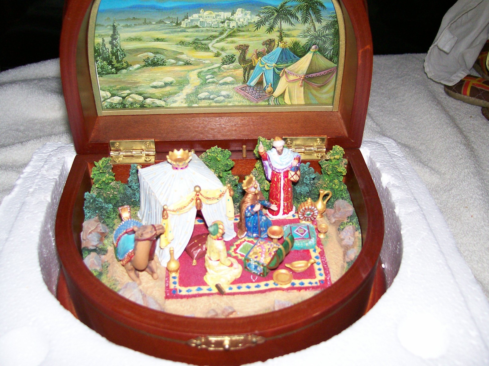 New Danbury Mint 3 Kings and Bethlehem Music Boxes in the foam Packaging.