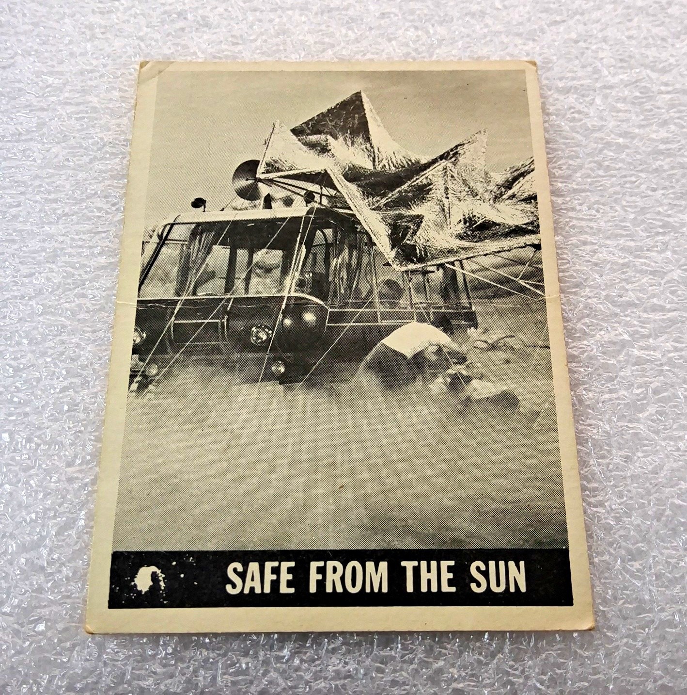 Topps Lost in Space Non-Sport Trading Card Safe From the Sun #33 1966 English