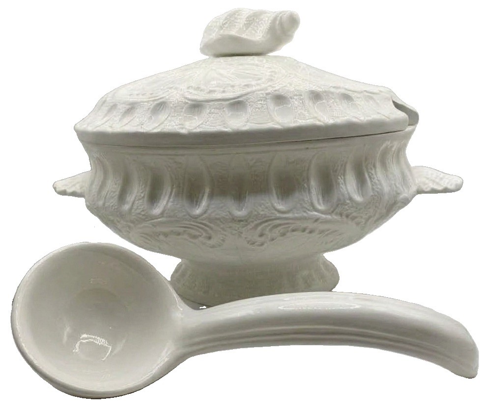 VTG Italian Faience Tin Glazed Shell Tureen Hollywood Regency Mottahedeh Style