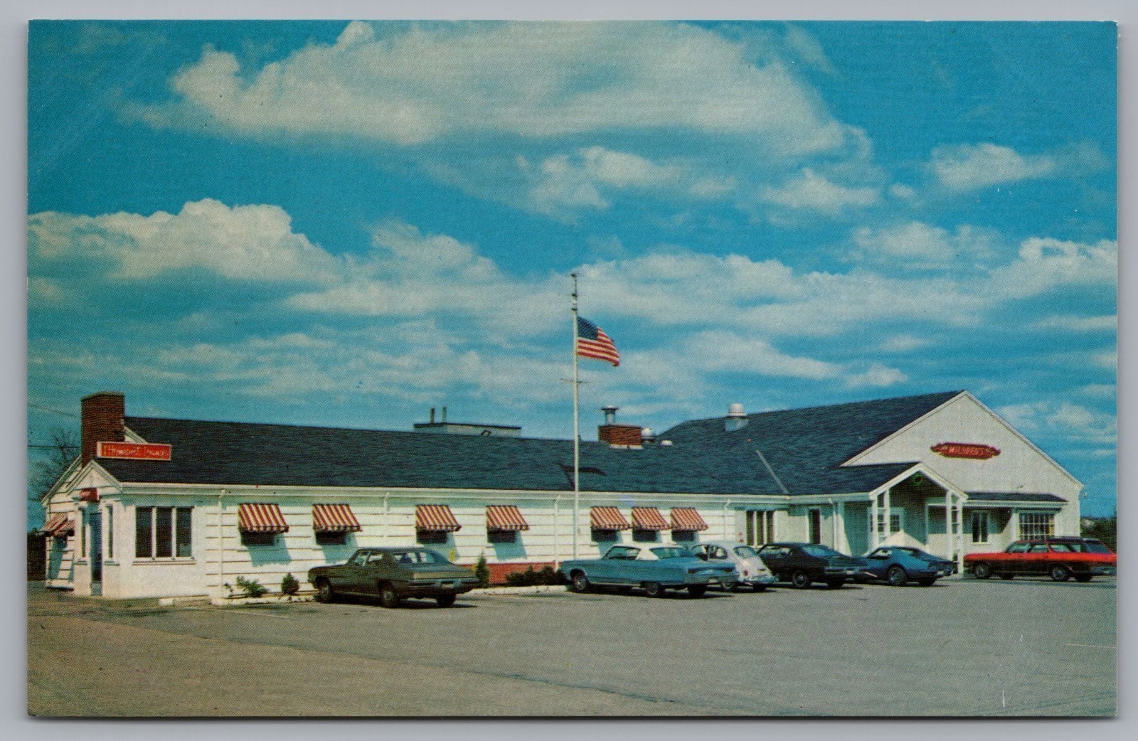 Mildred\'s Chowder House, Street View, Old Cars, Hyannis, MA. Postcard TS-125