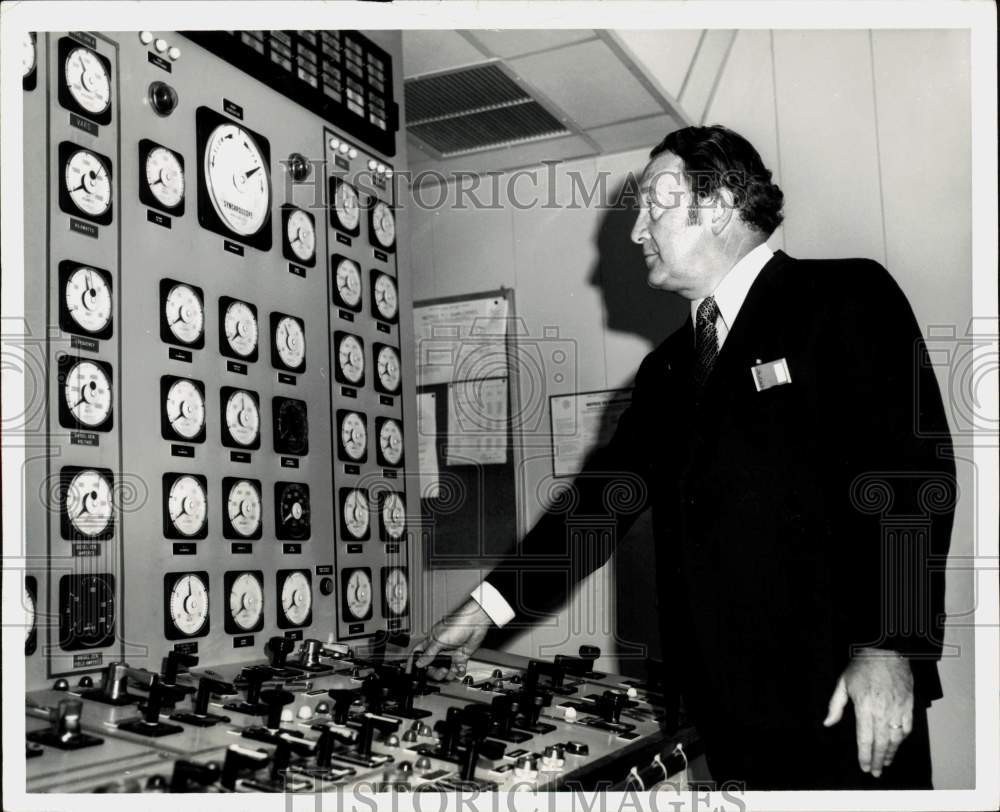 1974 Press Photo Thomas J. Galligan, Jr. at Boston Edison\'s Pilgrim Station