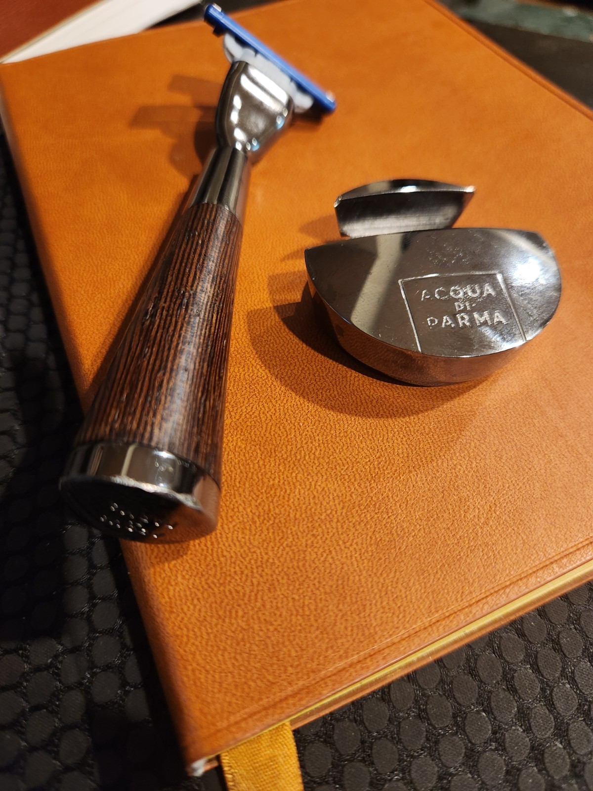 Acqua di Parma Collezione Barbiere Luxury Razor & Stand - Exotic Wenge Wood Ed. Acqua di Parma Collezione Barbiere Luxury Razor & Stand - Exotic Wenge Wood Ed.