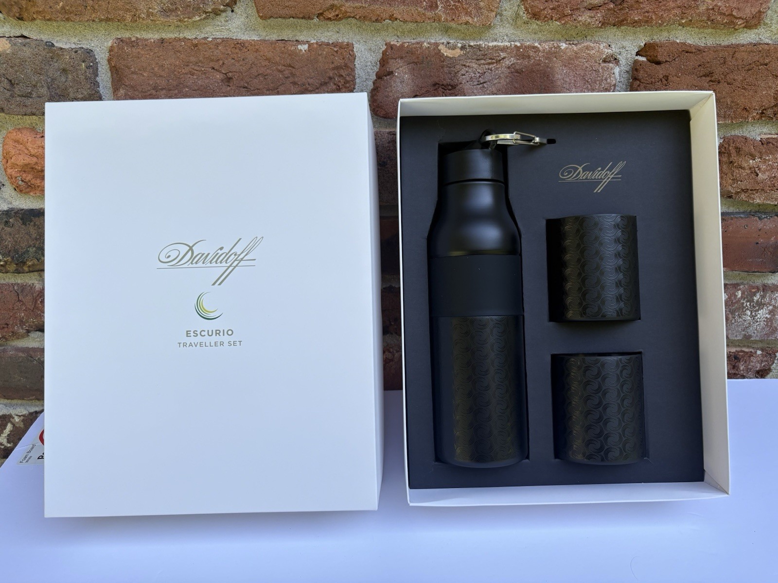 Davidoff Escurio Traveller Set 16.9oz Flask 2 Cigar Rest Mugs New Davidoff Escurio Traveller Set 16.9oz Flask 2 Cigar Rest Mugs New