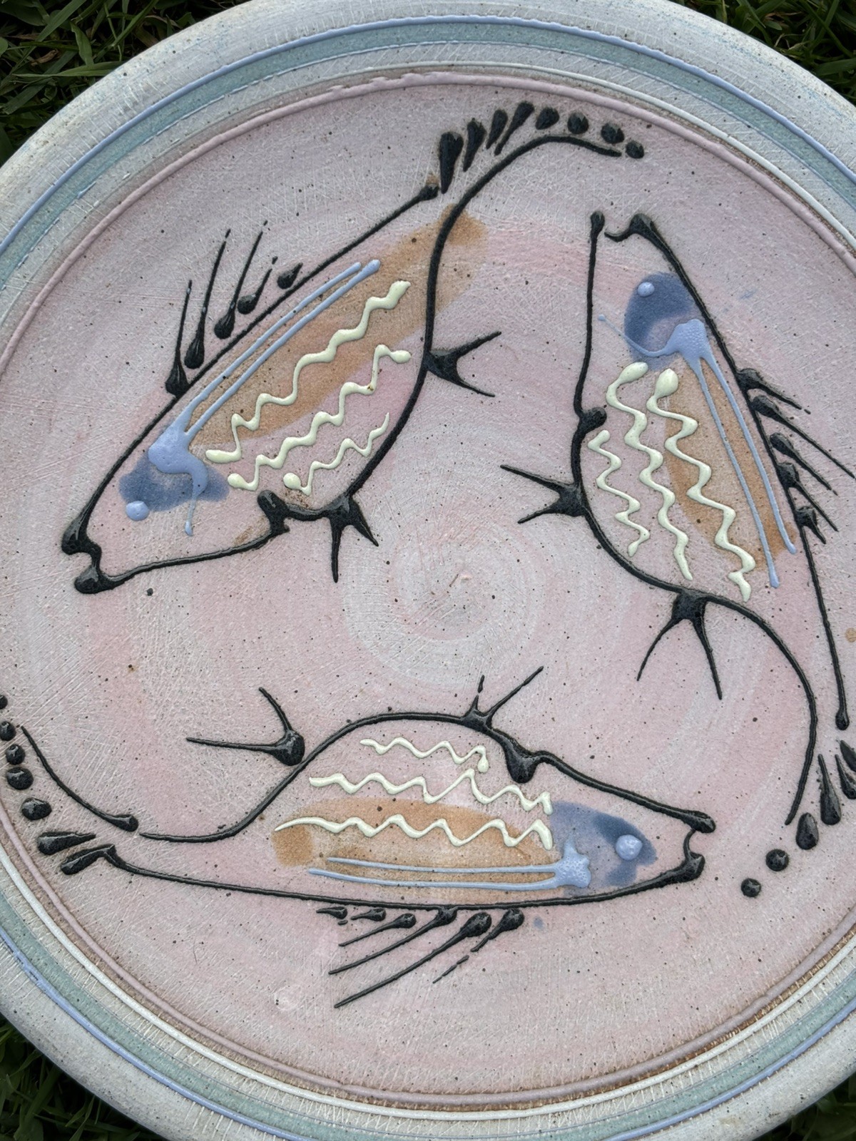 Donn Hedman Studio Pottery 9.5” Fish Plate Abstract Mid Century Slip Trail Glaze Donn Hedman Studio Pottery 9.5” Fish Plate Abstract Mid Century Slip Trail Glaze