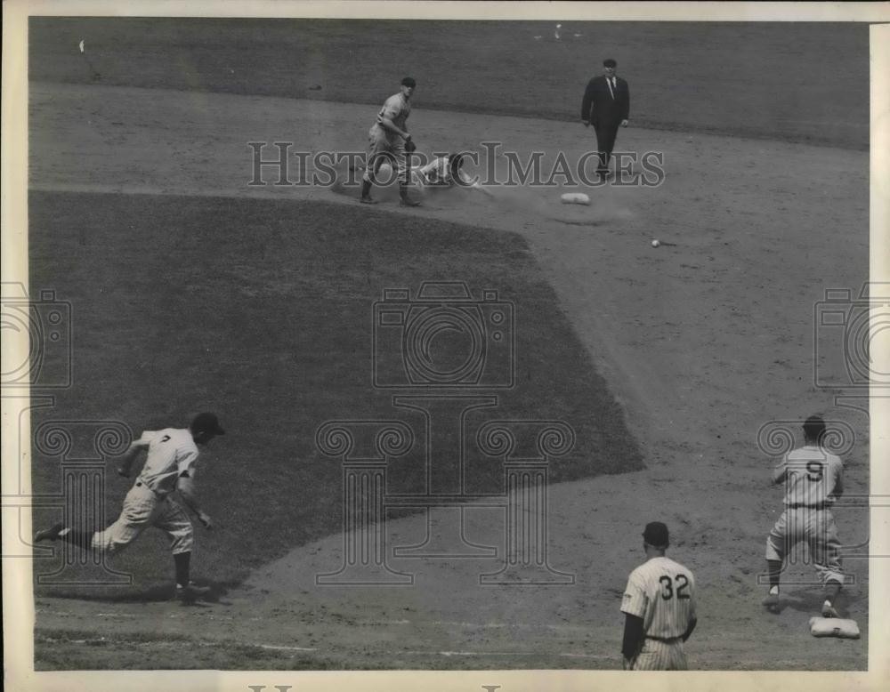 1943 Press Photo Yankees Bill Johnson out at 3rd vs Indians, Mack,Lindell,Dening 1943 Press Photo Yankees Bill Johnson out at 3rd vs Indians, Mack,Lindell,Dening