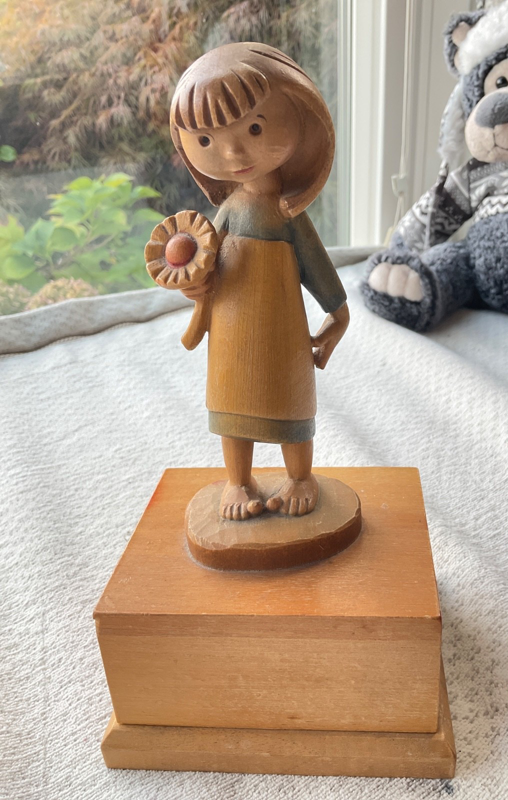 Vintage Music Box Reuge Little Girl & Flower plays “what now my love” Vintage Music Box Reuge Little Girl & Flower plays “what now my love”