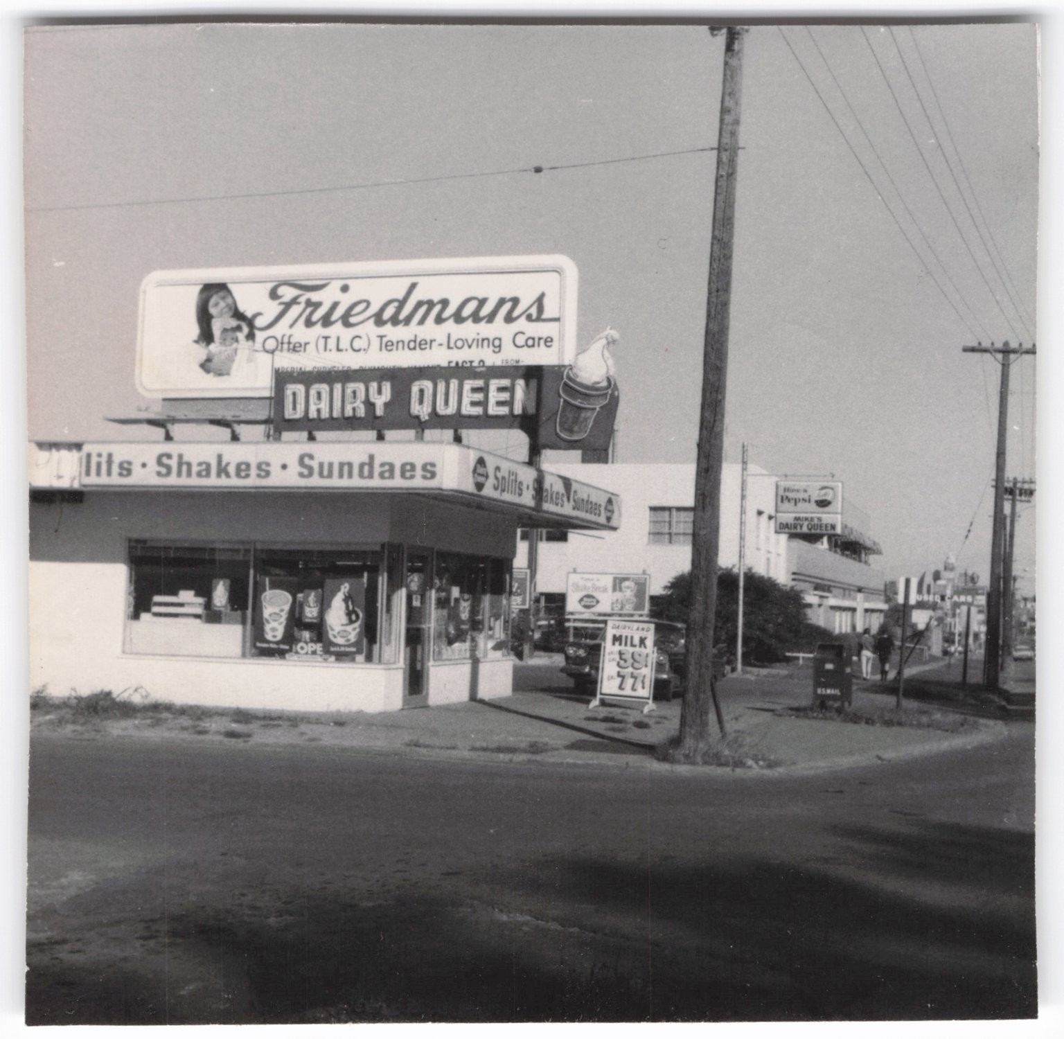VTG 1950s Friedman\'s Dairy Queen Restaurant Snapshot Photo Des Moines, Iowa VTG 1950s Friedman\'s Dairy Queen Restaurant Snapshot Photo Des Moines, Iowa
