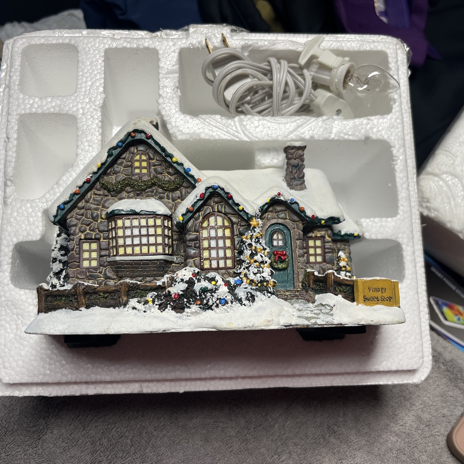 #G2418 COA - Thomas Kinkade Village Sweet Shop Christmas Collection #G2418 COA - Thomas Kinkade Village Sweet Shop Christmas Collection