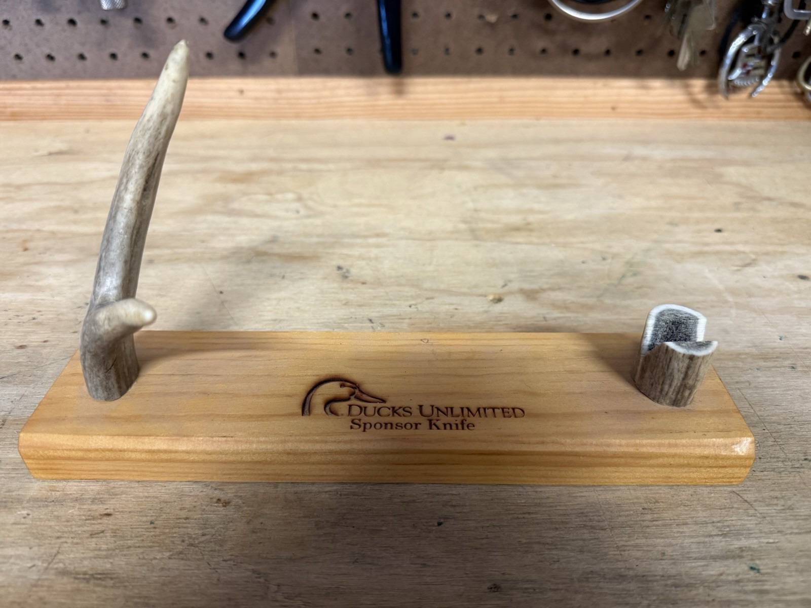 Ducks Unlimited Sponsor Knife Display Stand Antler Holder Wood Base DU