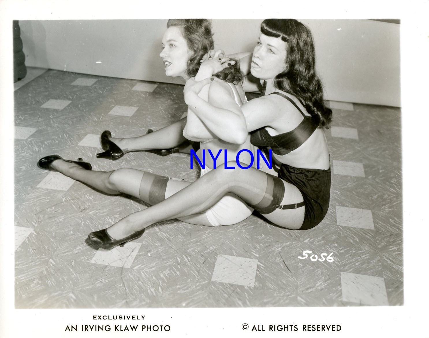 RARE BETTIE PAGE AND JUNE KING VINTAGE 1950\'s 4 x 5 PHOTO BY IRVING KLAW