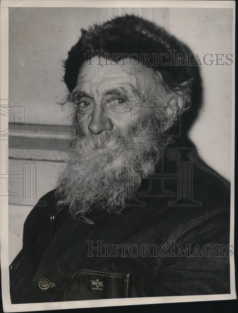 1938 Press Photo William Rousseau and wife shoot after stealing Christmas Tree 1938 Press Photo William Rousseau and wife shoot after stealing Christmas Tree