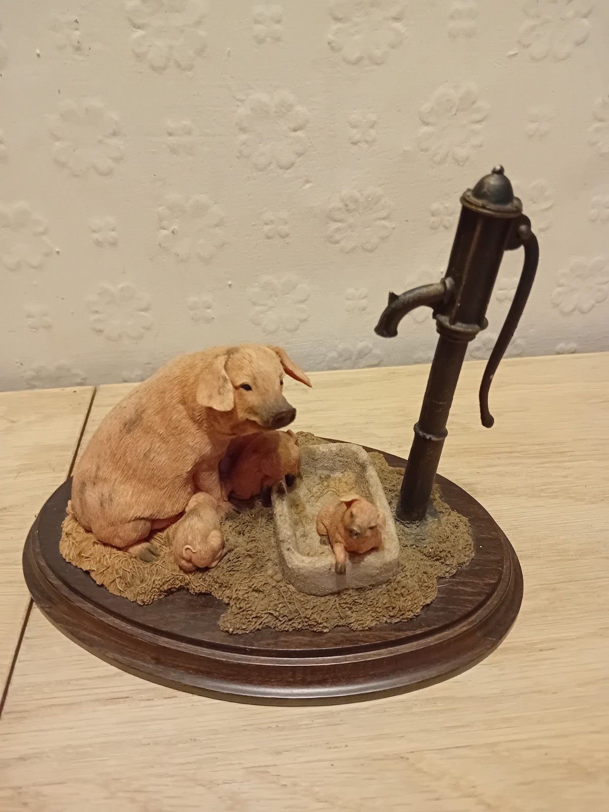 Country Artists CA 580 Pig with Water Pump