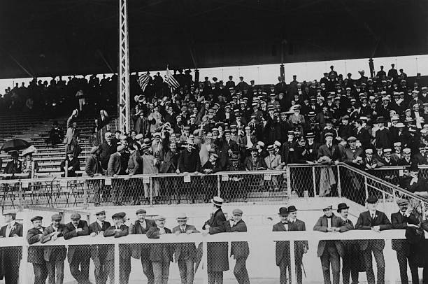 Crowd of American fans celebrate after Melvin Sheppard 1908 OLD PHOTO