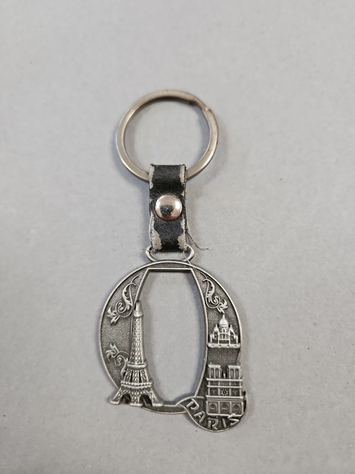 VINTAGE Le Vieux Paris Metal Souvenir Keychain Eiffel Tower Notre Dame France