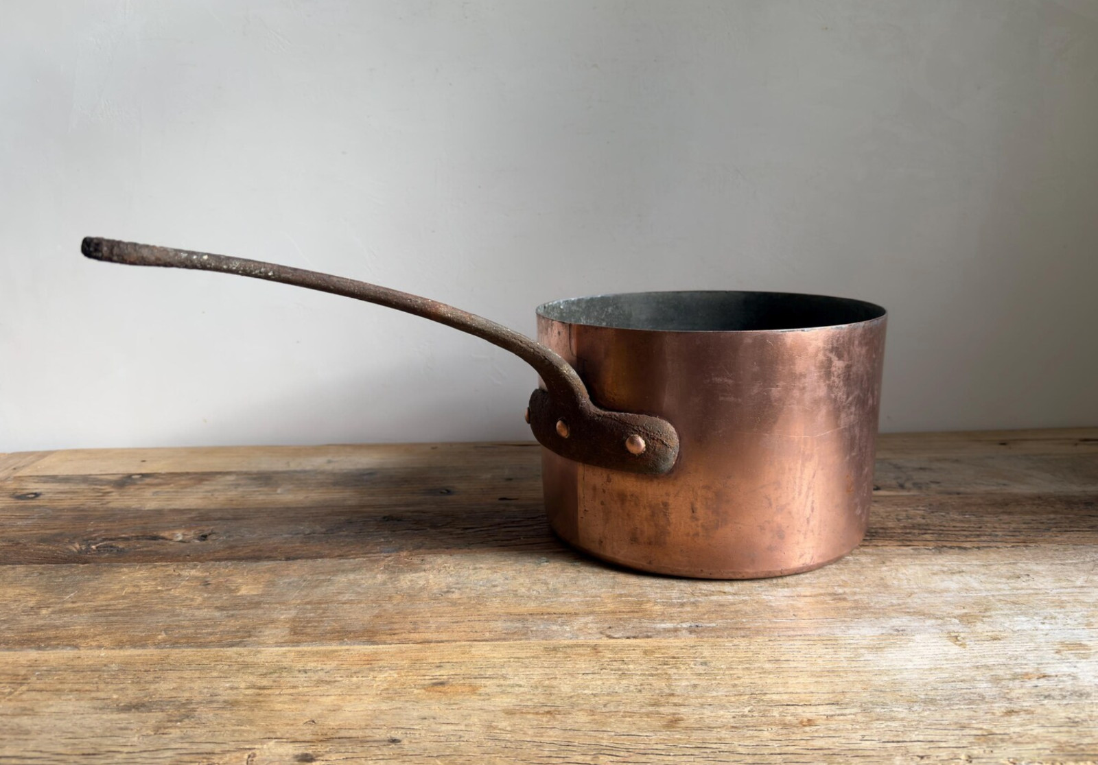 Large Heavy Antique Copper Pan with Beveled Edges and Dovetail - 26.5cm Large Heavy Antique Copper Pan with Beveled Edges and Dovetail - 26.5cm